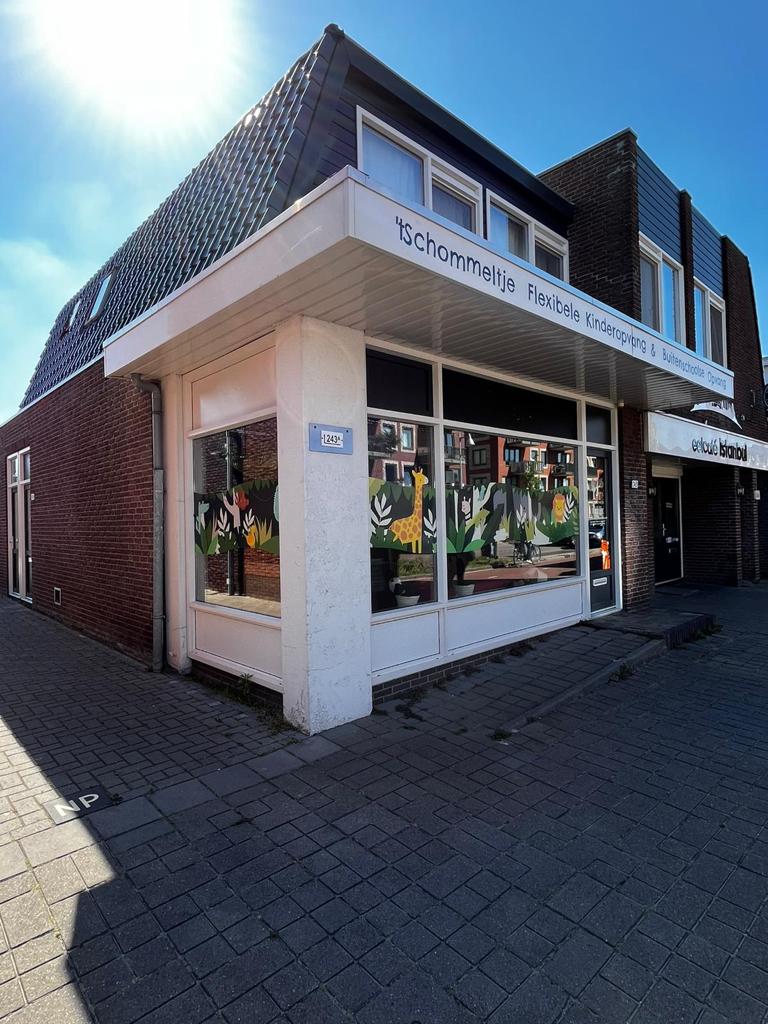 Het pand van ’t Schommeltje aan de Kerkstraat in Hoogezand, met beschilderde ramen